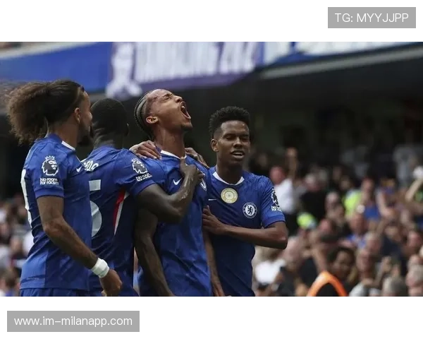 切尔西前锋背身做球为队友创造出手空间